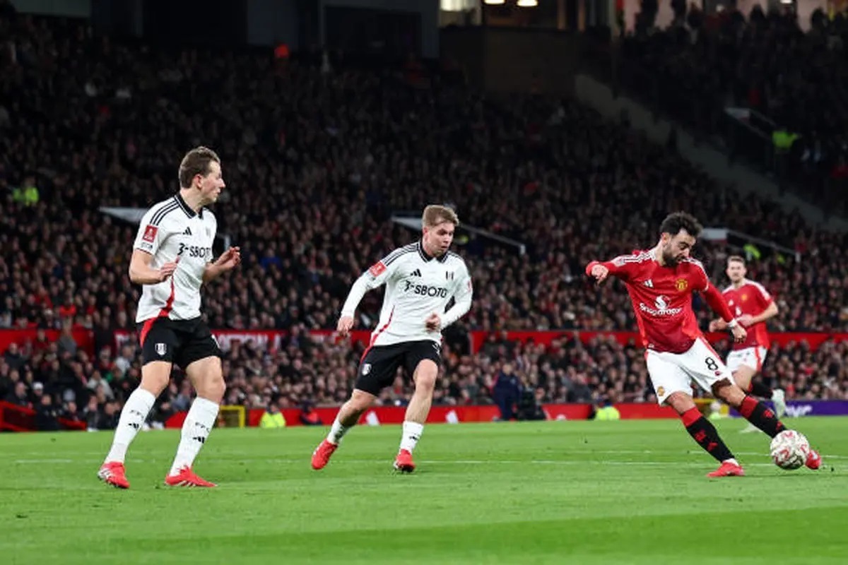 ببینید| افطار کردن بازیکن منچستریونایتد وسط بازی