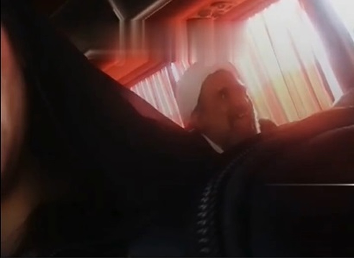 ببینید| دعوای عجیب یک روحانی با مسافر خانم بر سر بشکن زدن!