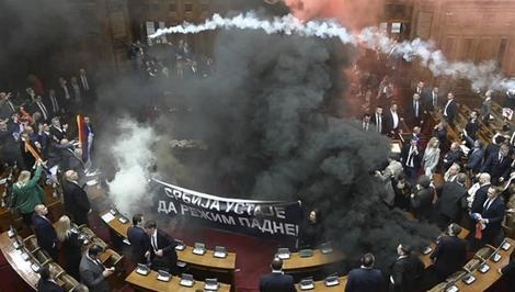 تنش در پارلمان؛ از بمب دودزا و صوتی تا سکته مغزی یک نماینده + فیلم تنش در پارلمان؛ از بمب دودزا و صوتی تا سکته مغزی یک نماینده + فیلم