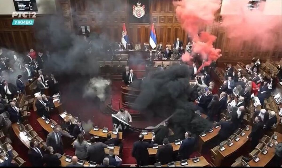 ببینید| پرتاب مواد دودزا و اشکآور در پارلمان صربستان ببینید| پرتاب مواد دودزا و اشکآور در پارلمان صربستان