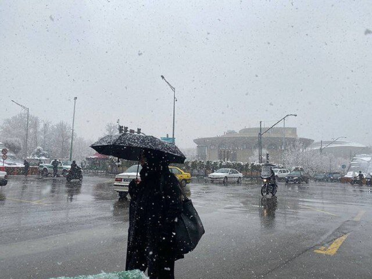 برف و باران در جاده‌های ۱۳ استان