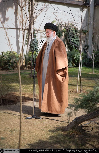 تصویری از کاشت نهال در روز درختکاری توسط رهبر انقلاب تصویری از کاشت نهال در روز درختکاری توسط رهبر انقلاب