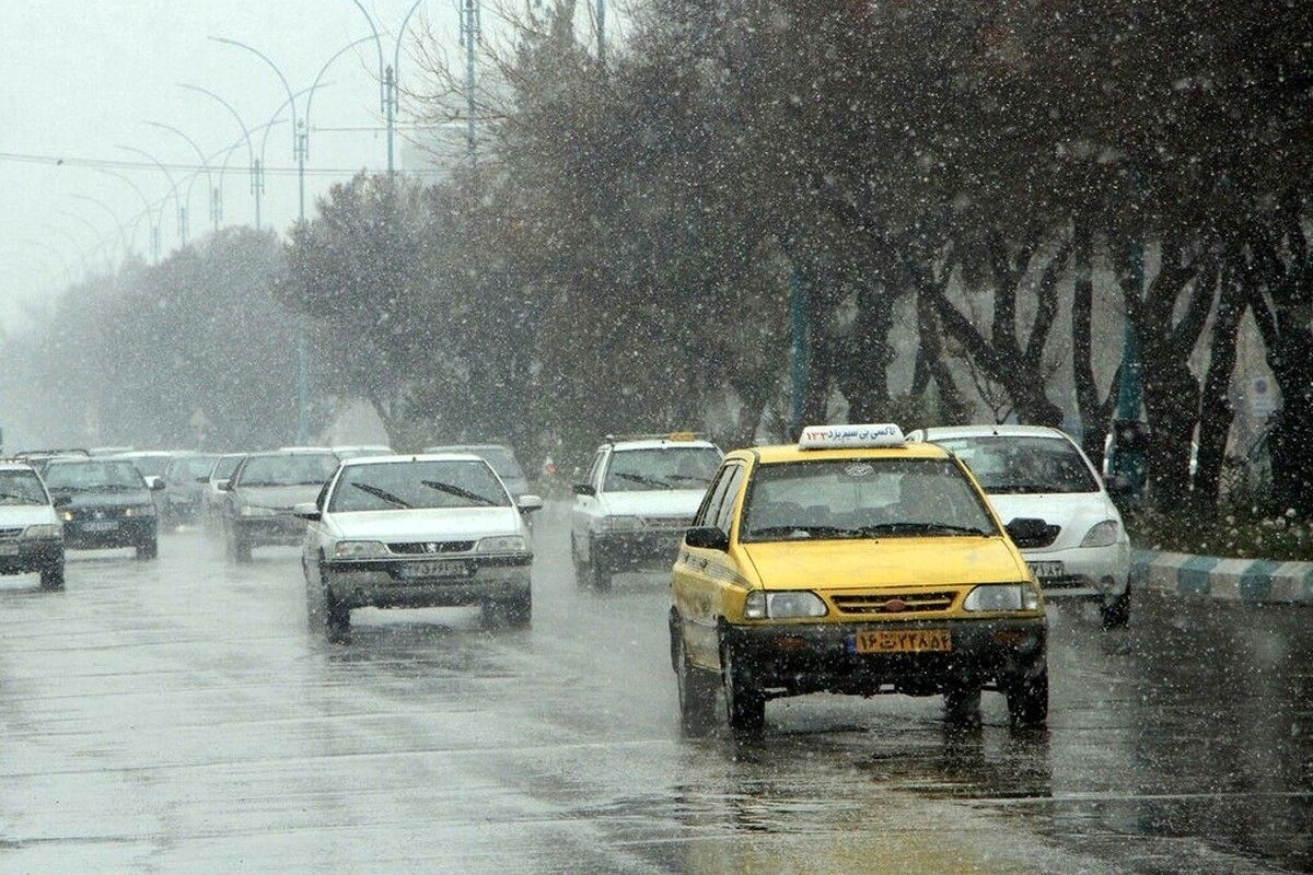 آغاز بارش برف و باران و ترافیک نیمه‌سنگین در جاده‌های کشور