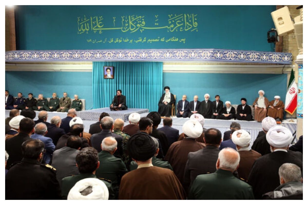 حضور یک محافظ در میان سران قوا در جلسه رهبر انقلاب +عکس