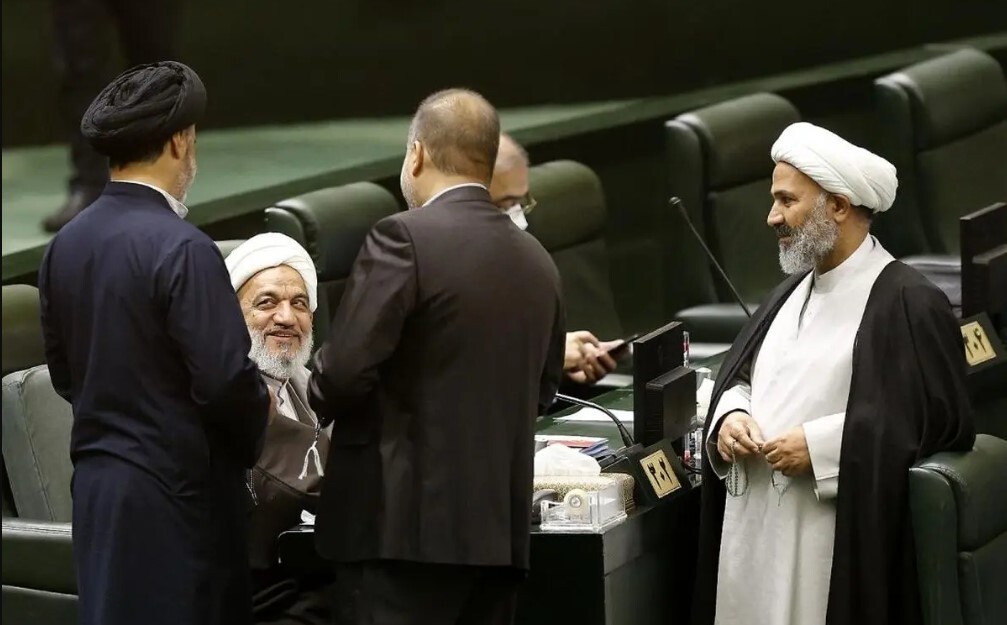 امضای پایداری پای استیضاح همتی؟! امضای پایداری پای استیضاح همتی؟!