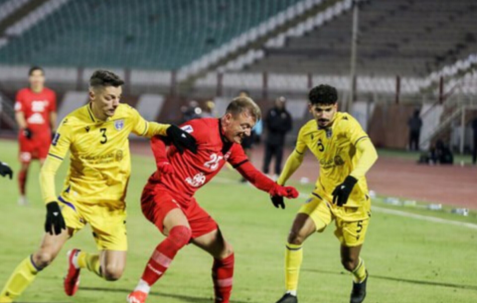 عکس| رونمایی از پیراهن التعاون و تراکتور برای بازی فرداشب