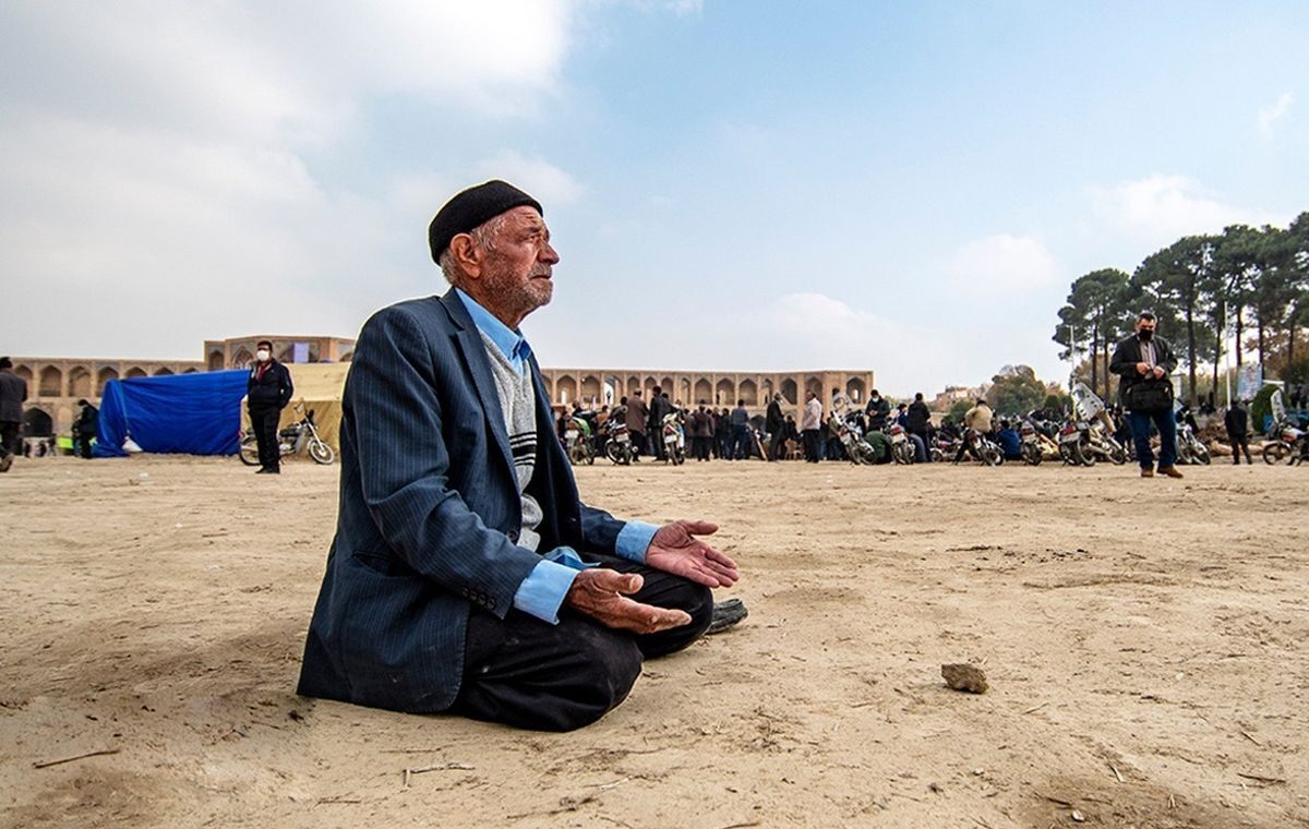 کشاورزان معترض اصفهانی با شعار صلی اله سه ترکه لوله انتقال آب یزد را ترکاندند!