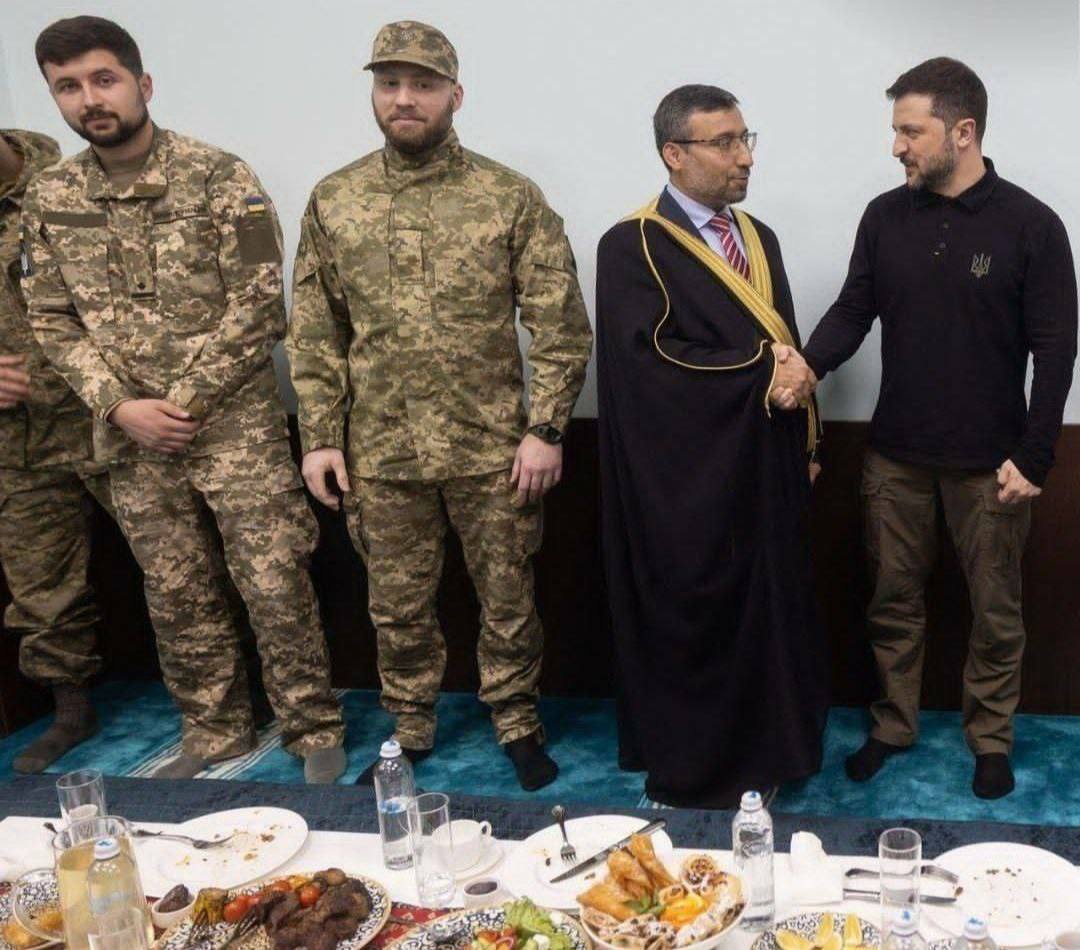 ببینید| افطار زلنسکی با سربازان مسلمان در جبهه اوکراین