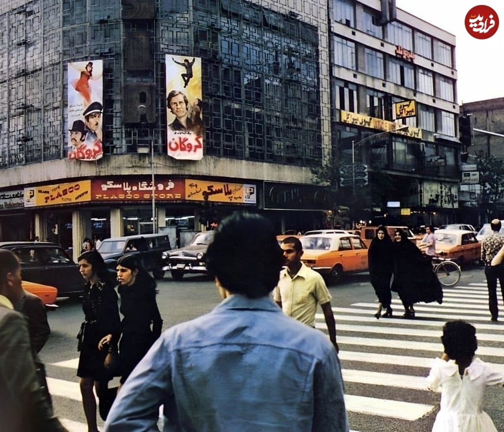 عکسی جالب از مردم در تقاطع جمهوری و ولیعصر در سال ۵۳