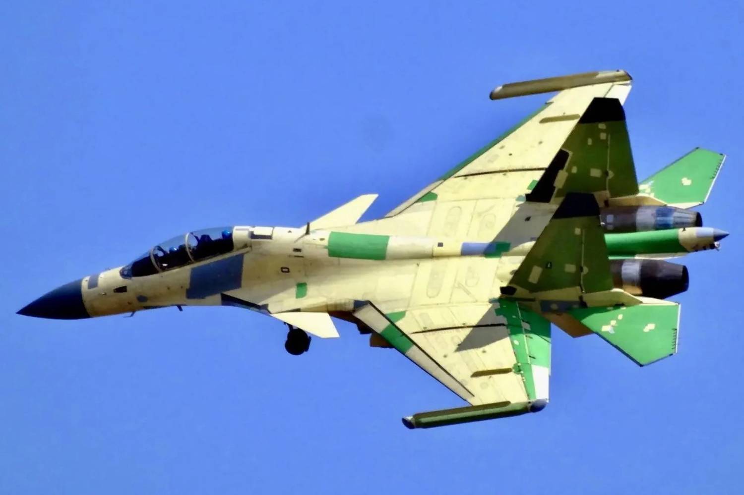 ببینید| سقوط جنگنده جی ۱۵ در‌ چین