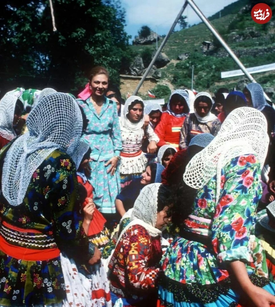 تصویری قدیمی از فرح دیبا در میان زنان لاهیجانی در سال ۵۵