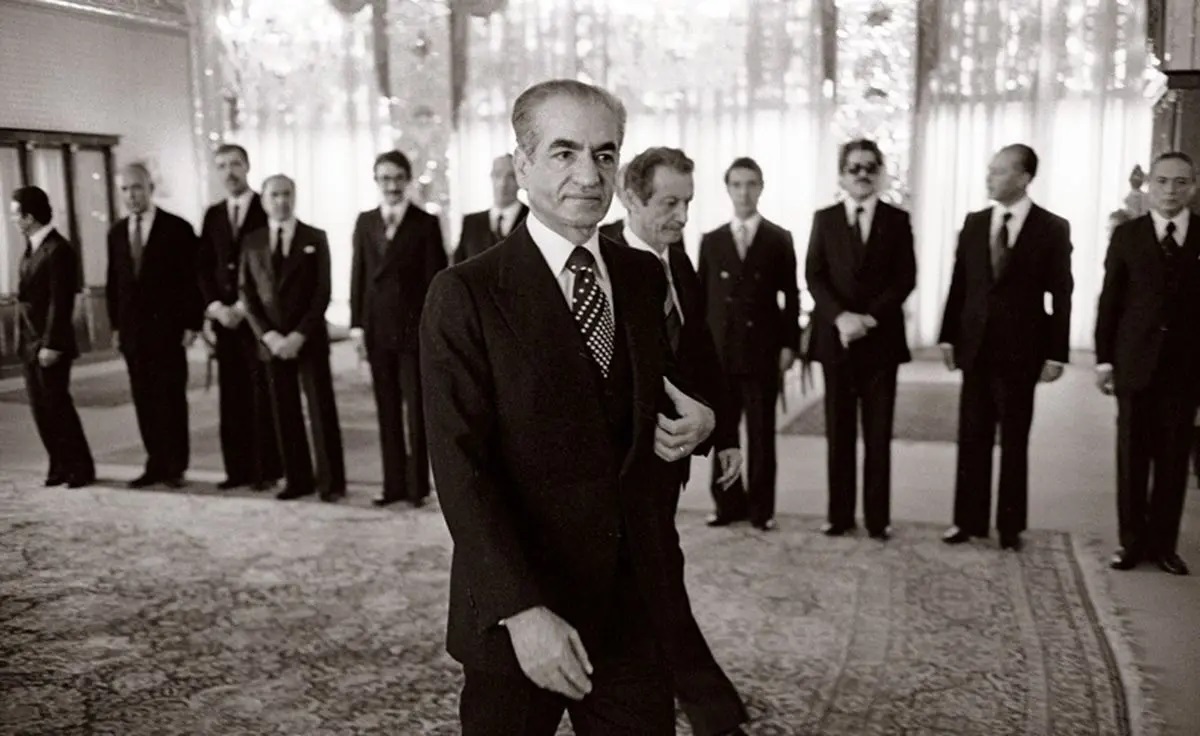 محمدرضا پهلوی در حال دریافت نشان از رضاخان +عکس