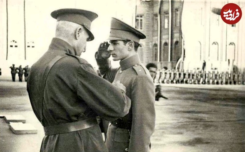 محمدرضا پهلوی در حال دریافت نشان از رضاخان +عکس