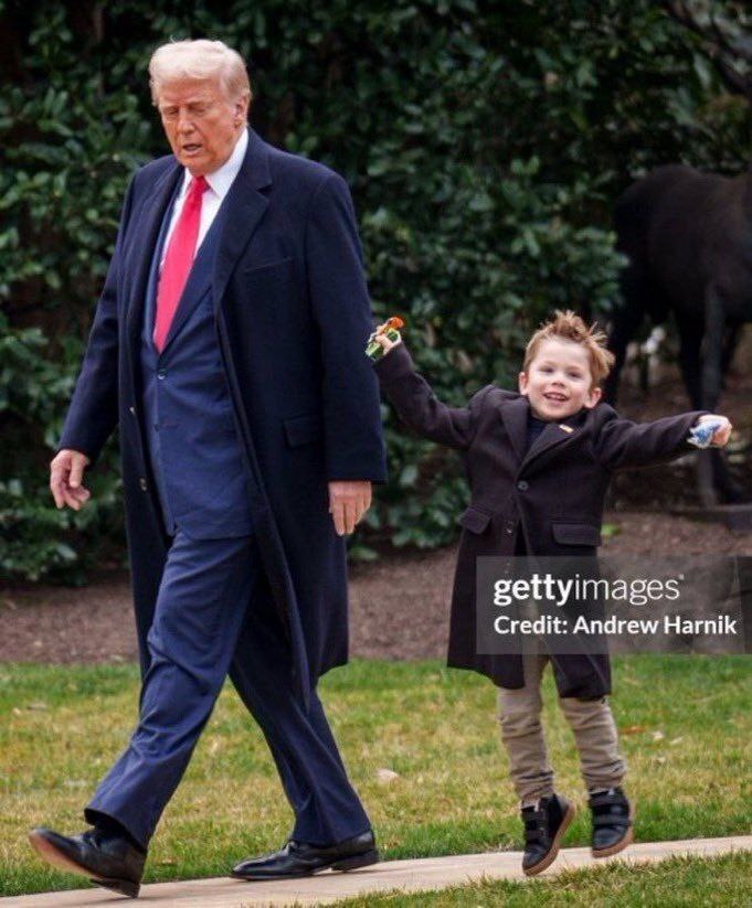 ترامپ و پسر ایلان ماسک در حال قدم زدن +عکس