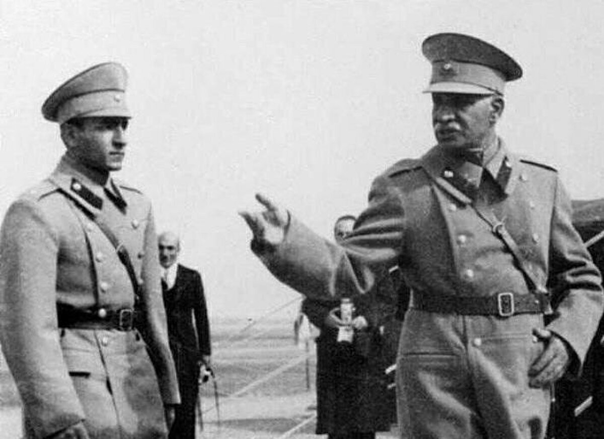 عکسی تاریخی از رضاخان و ملکه نازلی در کنار هم