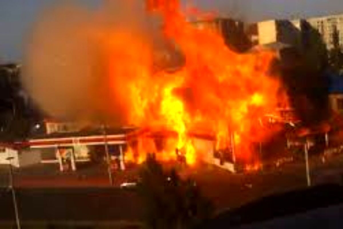 ببینید| مهار آتش‌سوزی در پمپ بنزین کرمانشاه با تلاش آتش‌نشانان