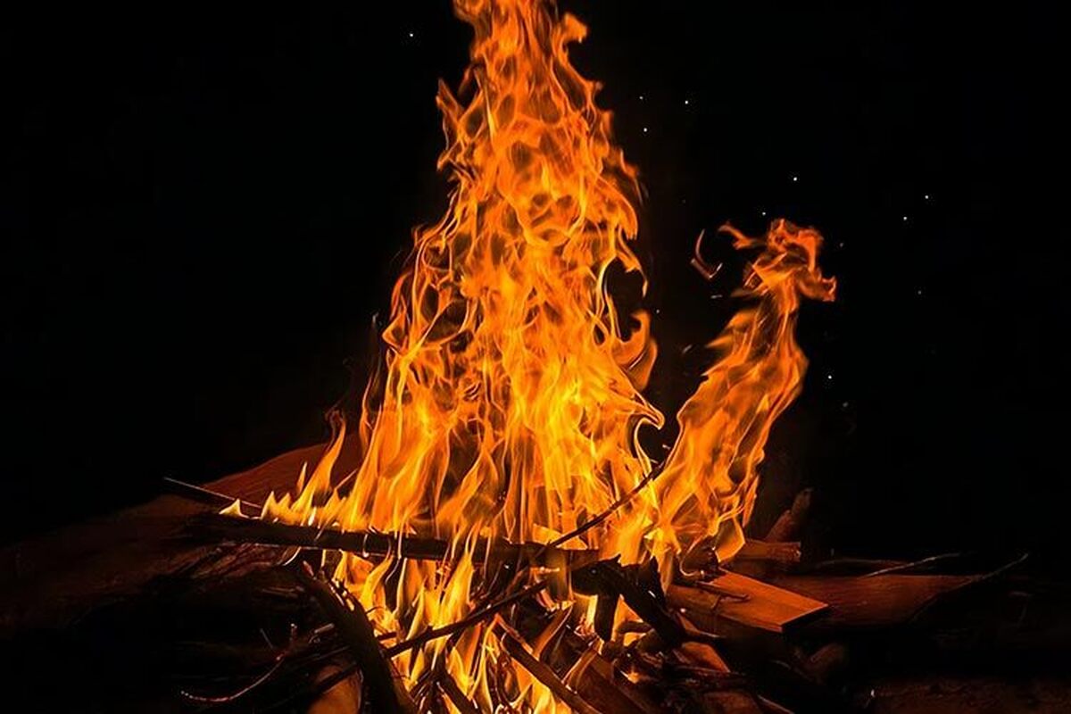 تصویری جالب از مراسم چهارشنبه‌سوری در دهه ۷۰