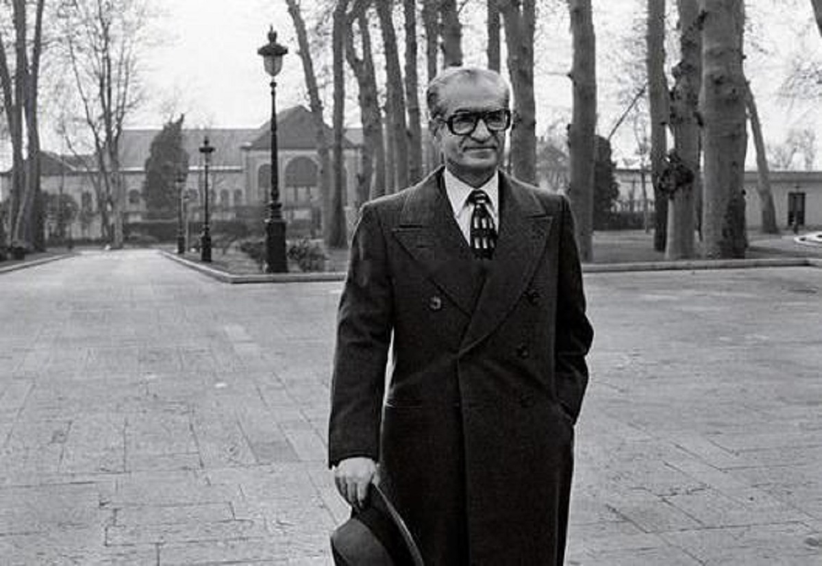 عکسی از محمدرضا پهلوی و پسرش در رستورانی در سوئیس؛ سال ۴۹