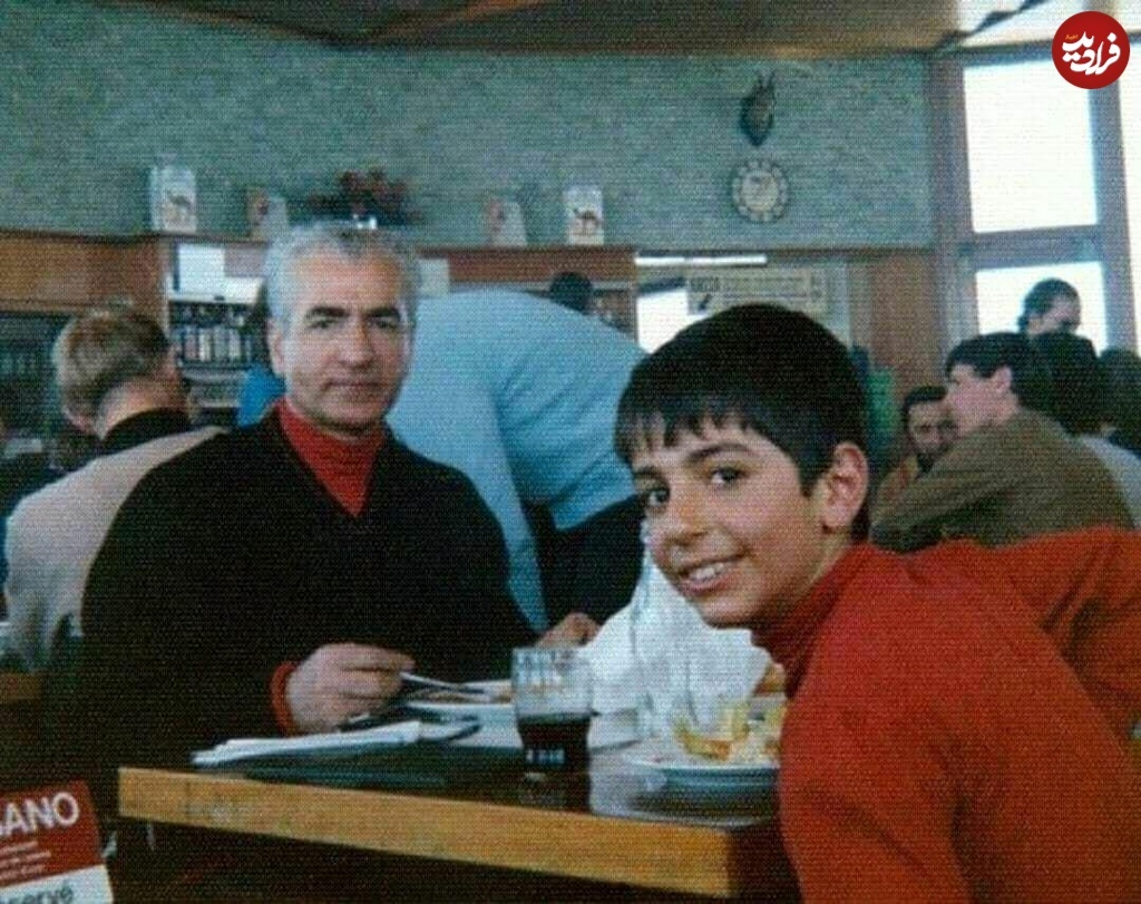 عکسی از محمدرضا پهلوی و پسرش در رستورانی در سوئیس؛ سال ۴۹