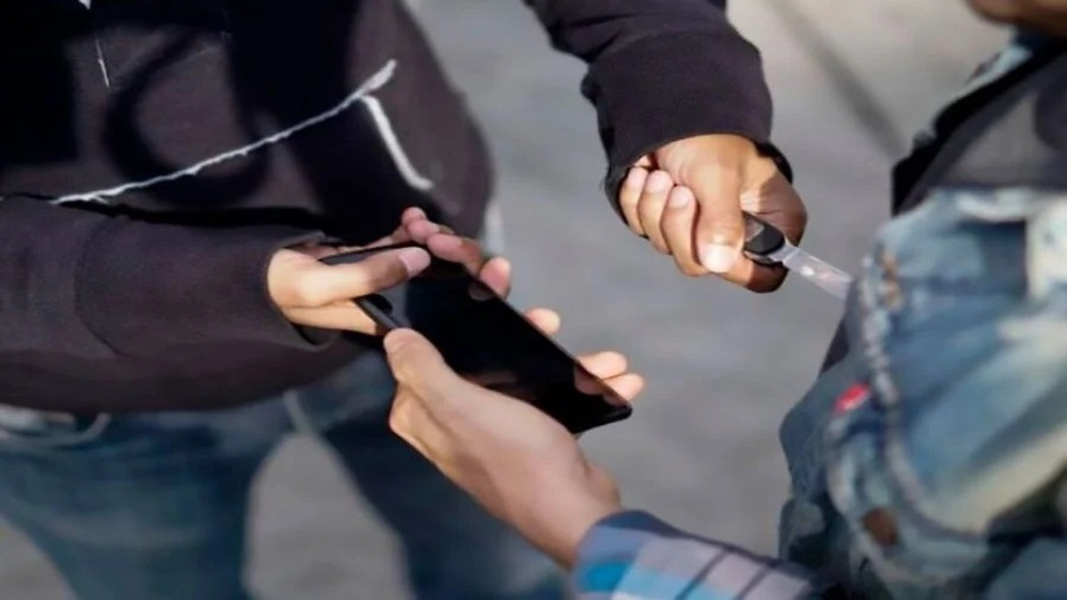 ببینید | لحظه ناباورانه سرقت گوشی در پمپ بنزین