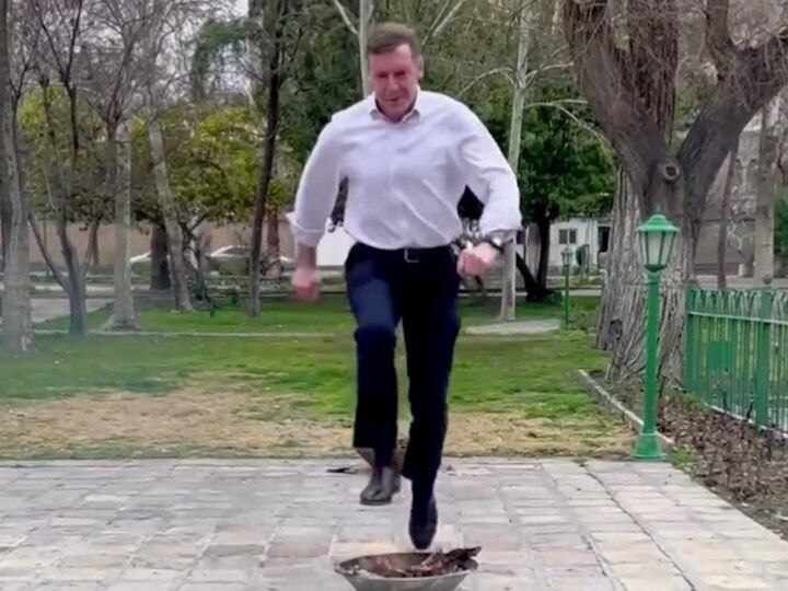 ببینید| قاشق‌زنی و چهارشنبه سوری در سفارت انگلیس در تهران