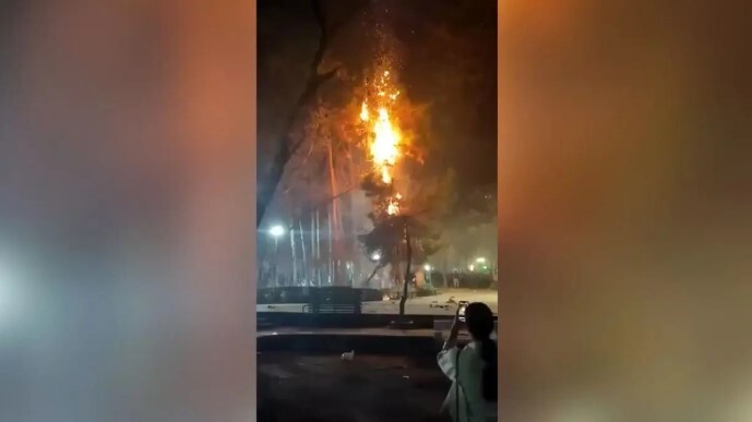 ببینید| آتشسوزی درختان پارک قیطریه تهران در شب چهارشنبه سوری ببینید| آتشسوزی درختان پارک قیطریه تهران در شب چهارشنبه سوری