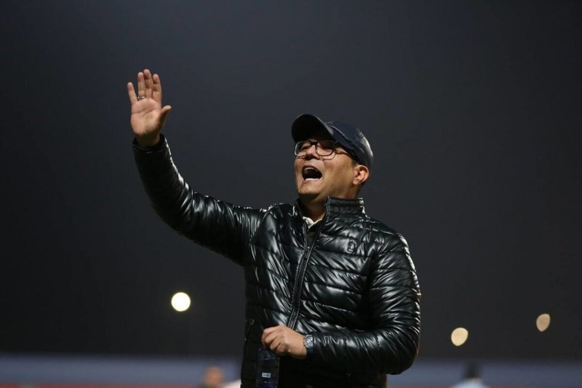 مربی فوتبال به خاطر حمله عصبی بستری شد + جزئیات