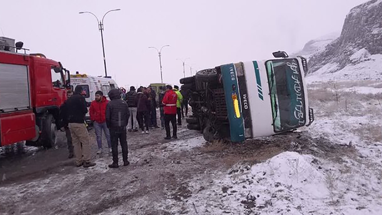 ببینید| واژگونی دو مینی‌بوس مسافربری در جلفا