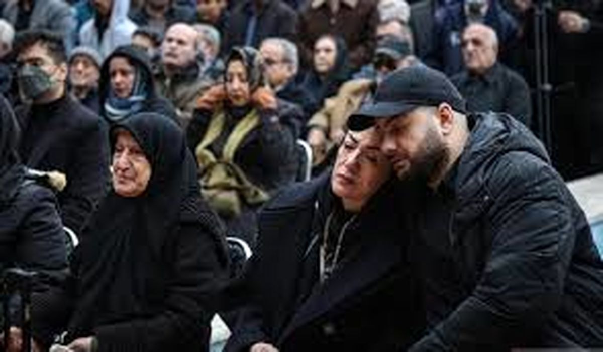 ببینید| تصاویر تلخ از همسر مرحوم والی زاده در مراسم تشییع