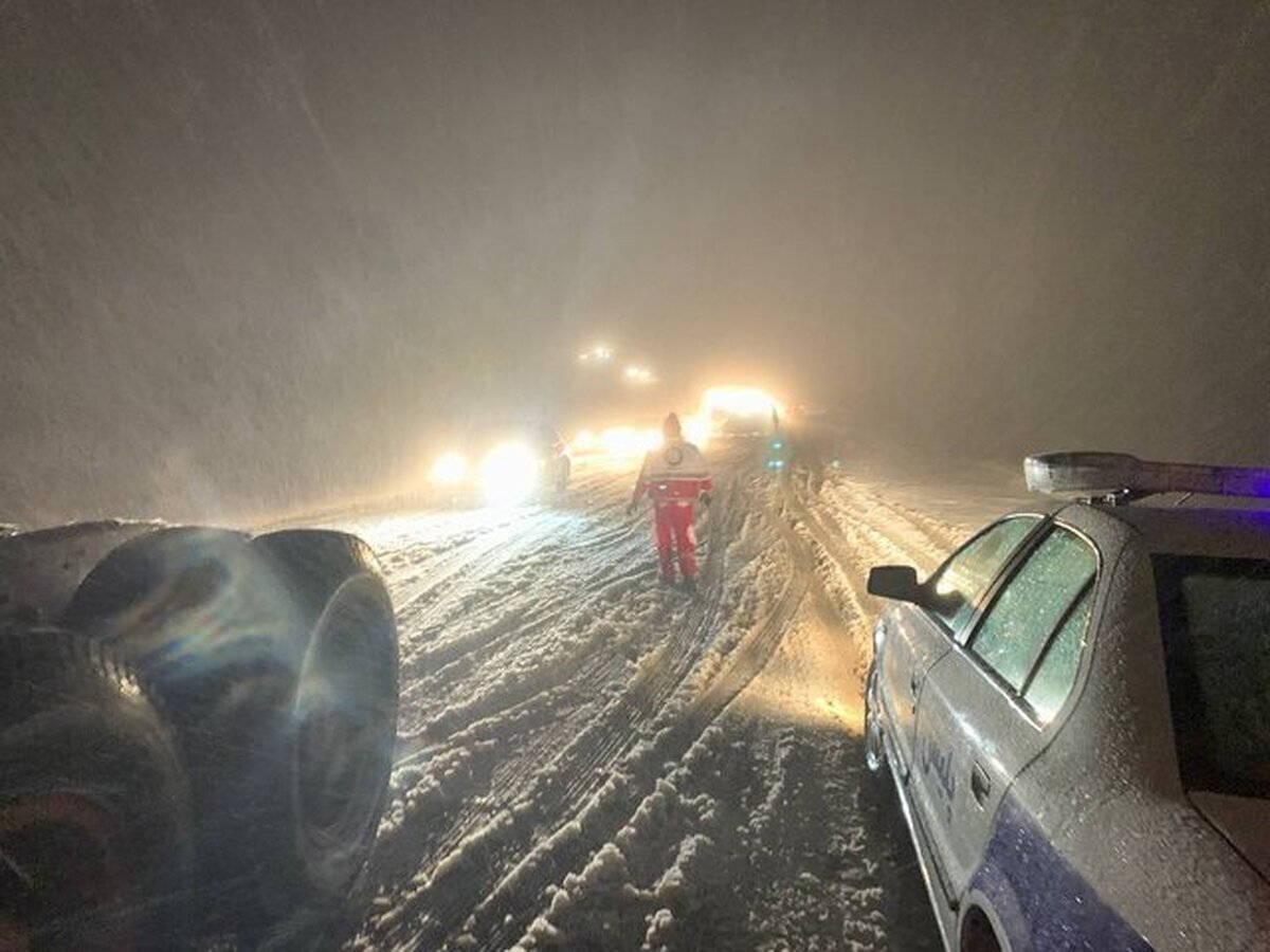 ۱۵ خودرو در جاده چالوس به خاطر سقوط بهمن گرفتار شدند
