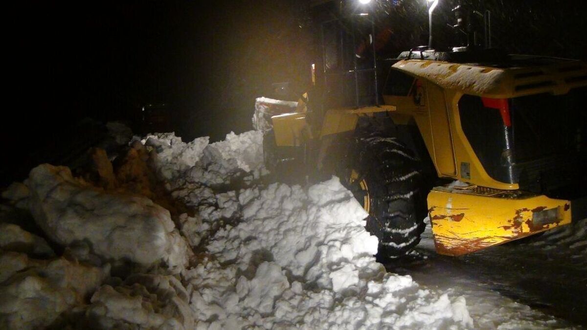 سقوط بهمن سنگین ۴۵ خودرو را گرفتار کرد!