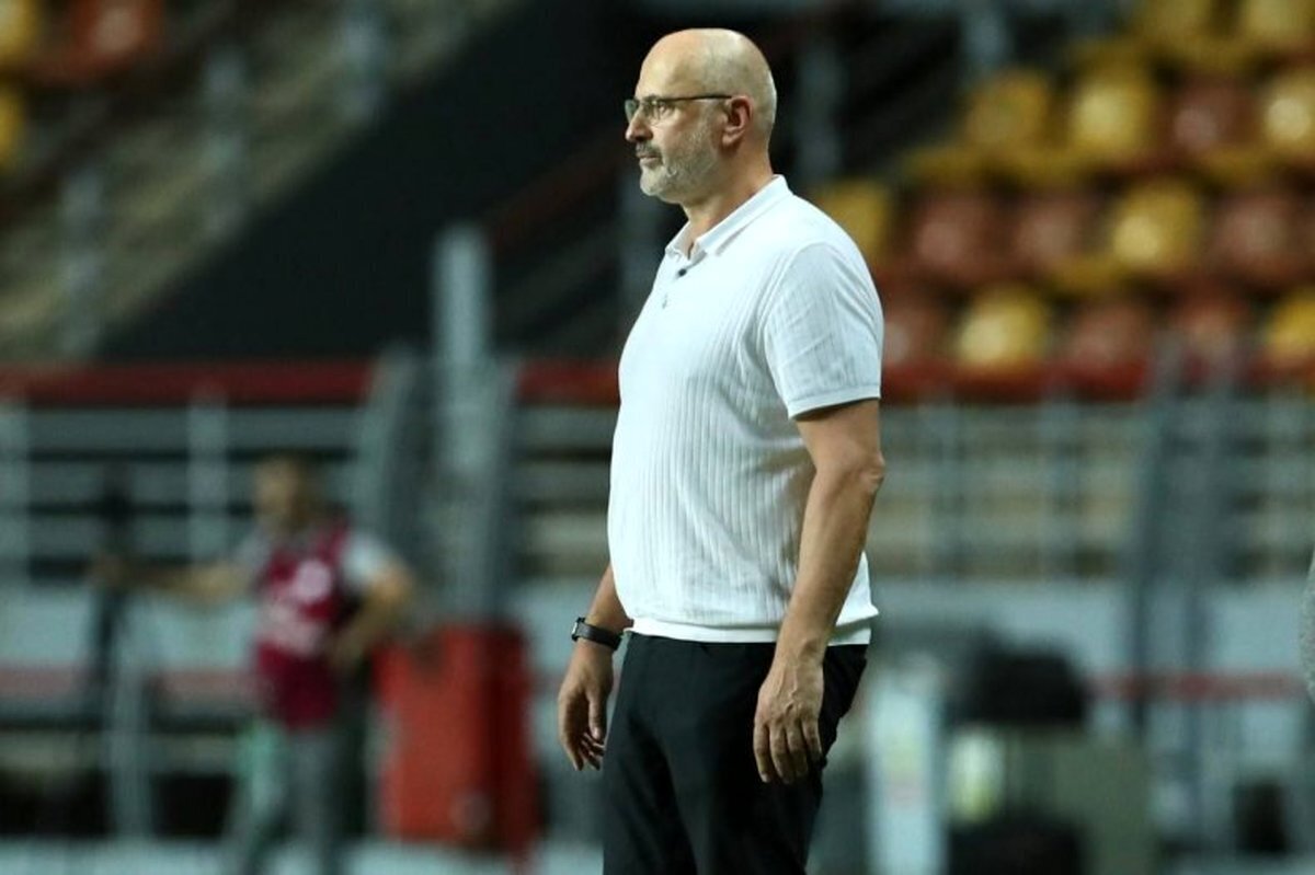 سرمربی استقلال خوزستان یکطرفه فسخ کرد!