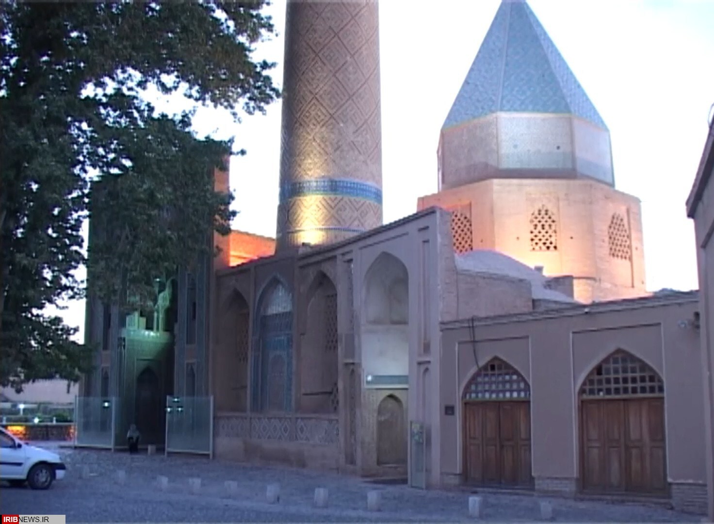 تخریب کاشی کاری ۷۰۰ ساله مسجد جامع نطنز +عکس