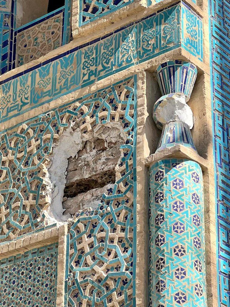 تخریب کاشی کاری ۷۰۰ ساله مسجد جامع نطنز +عکس