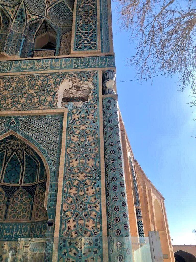 تخریب کاشی کاری ۷۰۰ ساله مسجد جامع نطنز +عکس