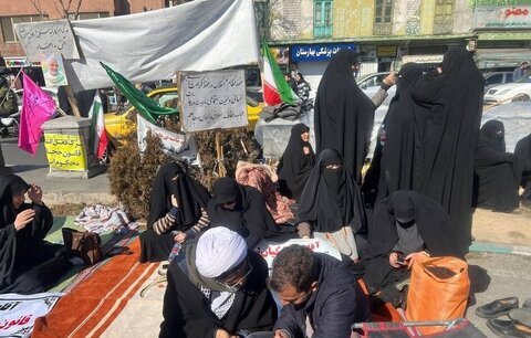 روحانی متحصن مقابل مجلس: صبر ملت به پایان رسیده