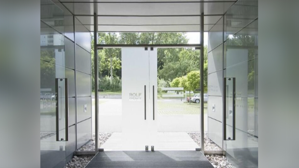 بهترین درب شیشه‌ای برای ورودی ساختمان