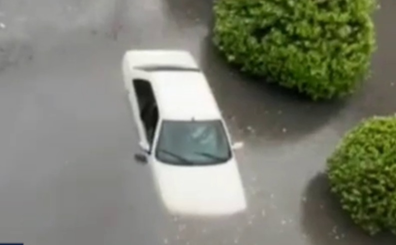 ببینید| زیر آب رفتن خودرو‌ها در خیابان‌های شهر شوشِ خوزستان