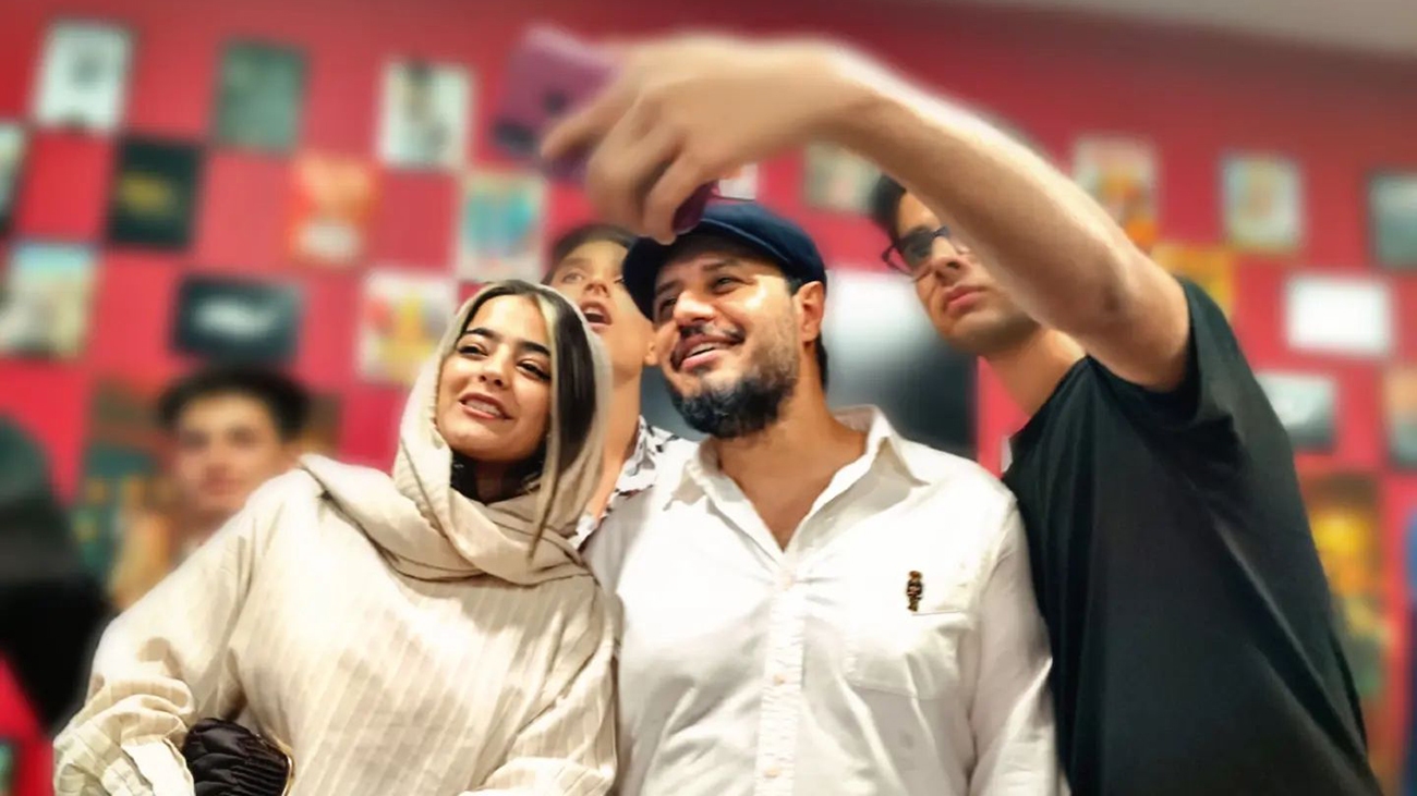 ببینید| جواد عزتی در آغوش هوادار زن