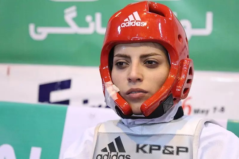 اکرم خدابنده و رسول خادم درحال کمک به مردم سیستان و بلوچستان