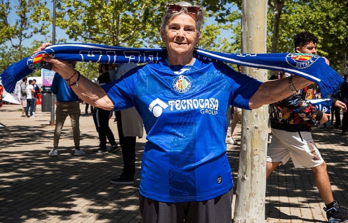 ببینید| بازیکنان تیم ختافه دست در دست مادرانشان در زمین حاضر شدند