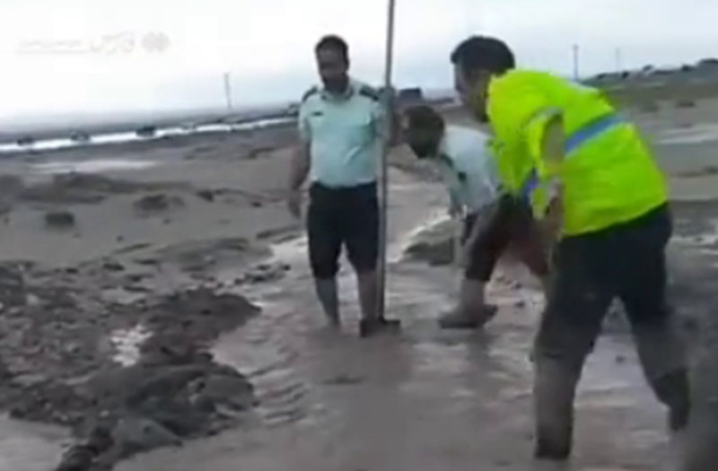 ببینید| وقتی پلیس راهور برای باز کردن راه دست به بیل می‌شود