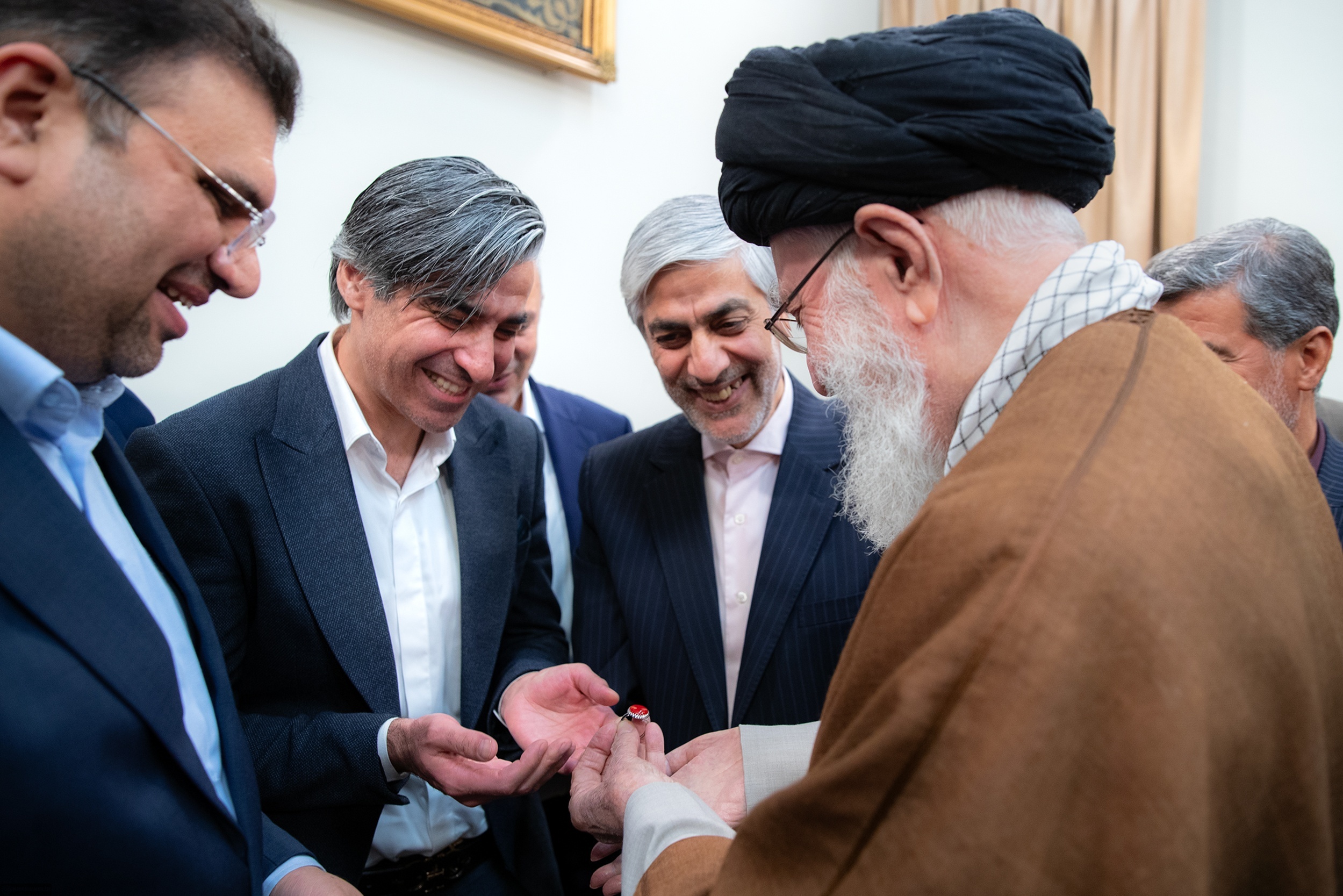  وحید شمسایی انگشتر رهبر انقلاب را گرفت