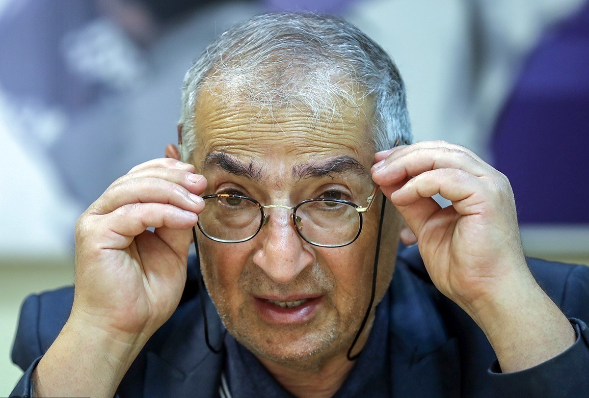 کنایه روزنامه اصولگرا به زیباکلام: استدلال های زیباکلام علیه نظام سست بود | به جای زندان باید ویلا جایزه می‌دادند