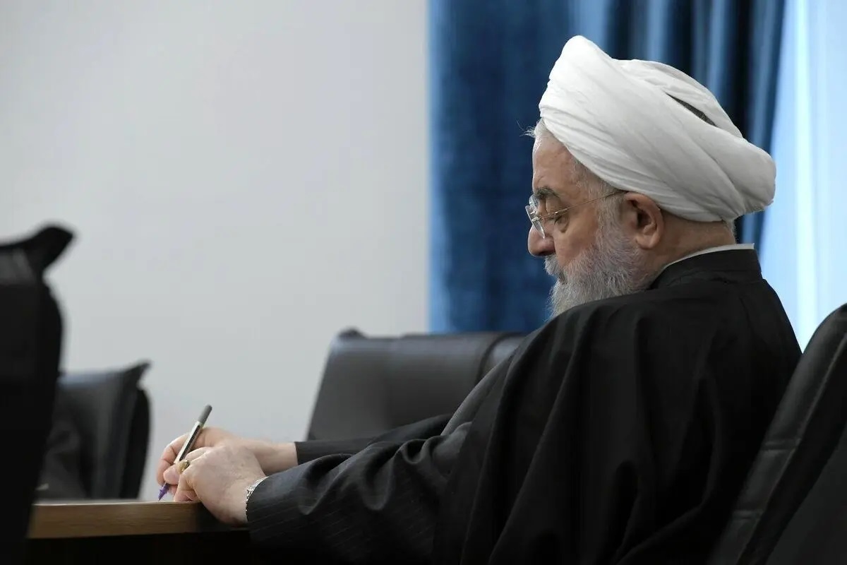 حمله کیهان به حسن روحانی: بخاطر عملکرد فاجعه بار فاقد صلاحیت شده بود