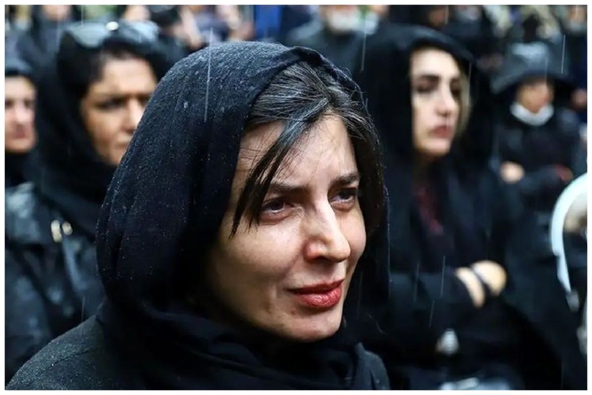 ببینید| چهره غم‌زده و بغض‌آلود لیلا حاتمی در مراسم تشییع مادرش زری خوشکام
