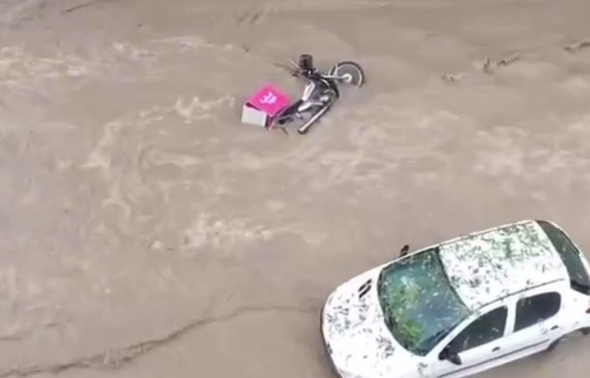 ببینید| سیل امروز مشهد موتور یک پیک را با خود برد