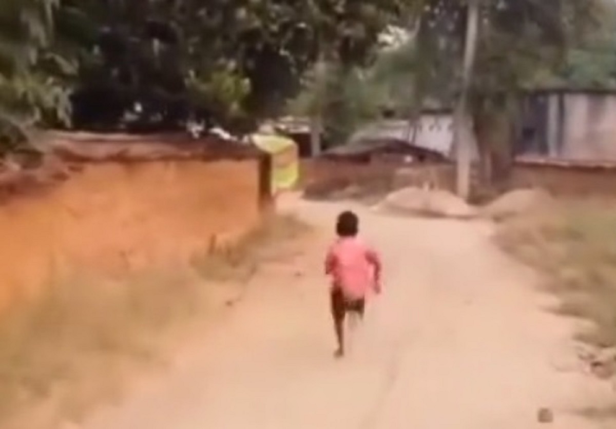 فرار یک کودک با دیدن پهپاد