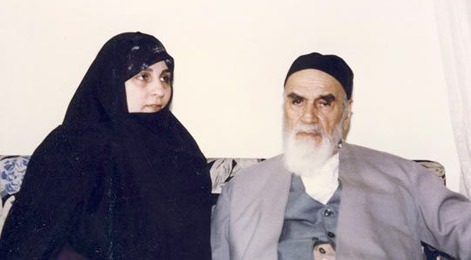 تصاویری از نوه و نتیجه امام خمینی در مراسم عزاداری فوت عروس ارشد ایشان