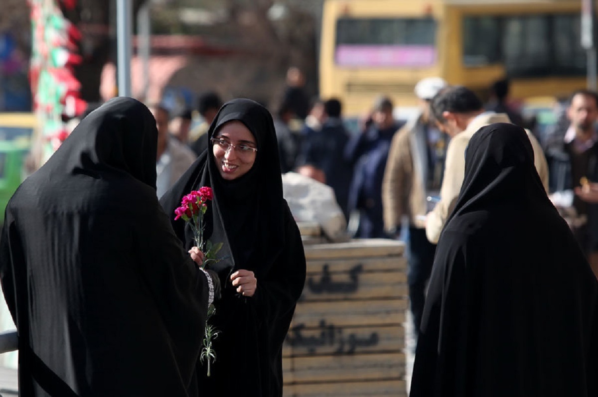 اعطای گل به گشت ارشاد اعطای گل به گشت ارشاد